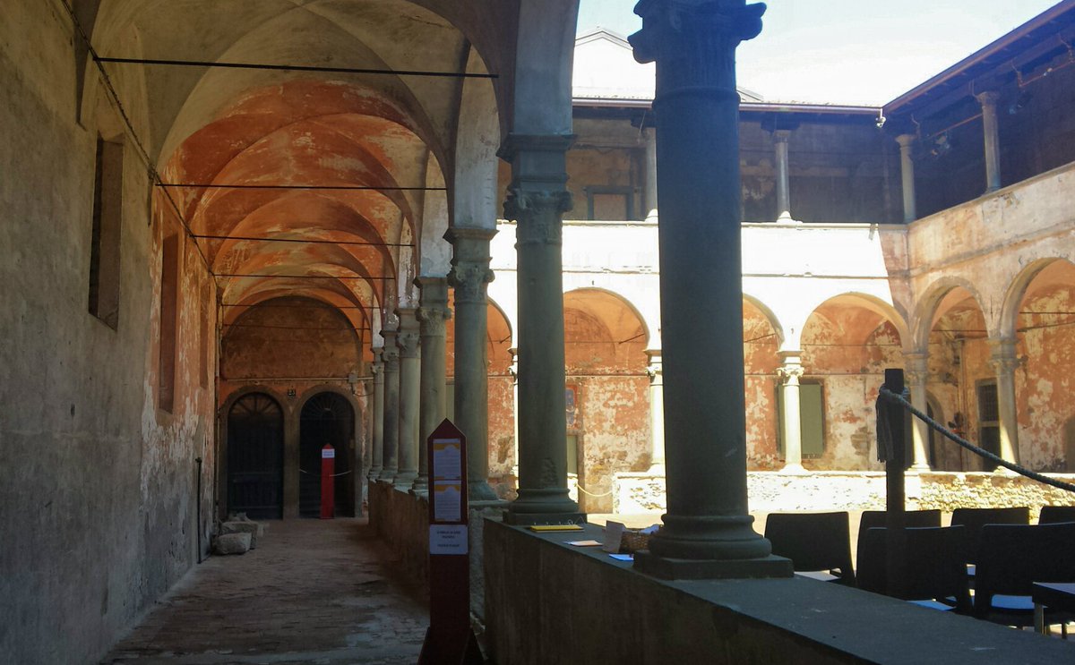 il_bosco_acm's tweet photo. Una gemma di teatro nel cuore di #Bergamo alta, il chiostro del Carmine. Da oggi prove aperte del Teatro Tascabile! https://t.co/FgU6Q8y3jx