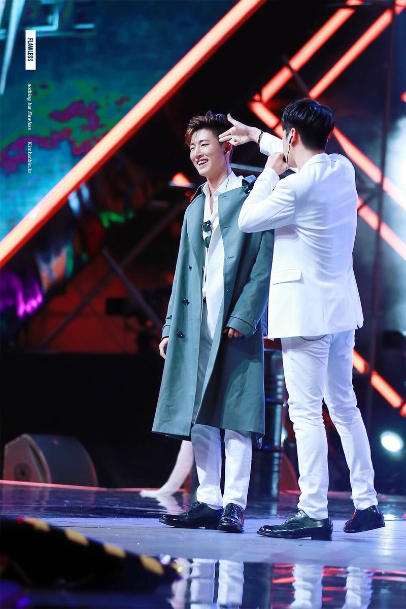 Charisma_HanBin's tweet photo. 😁🔫
#HANBIN #BI #JUNHOE #iKON cr.FLAWLESS https://t.co/YkXqKJRevT
