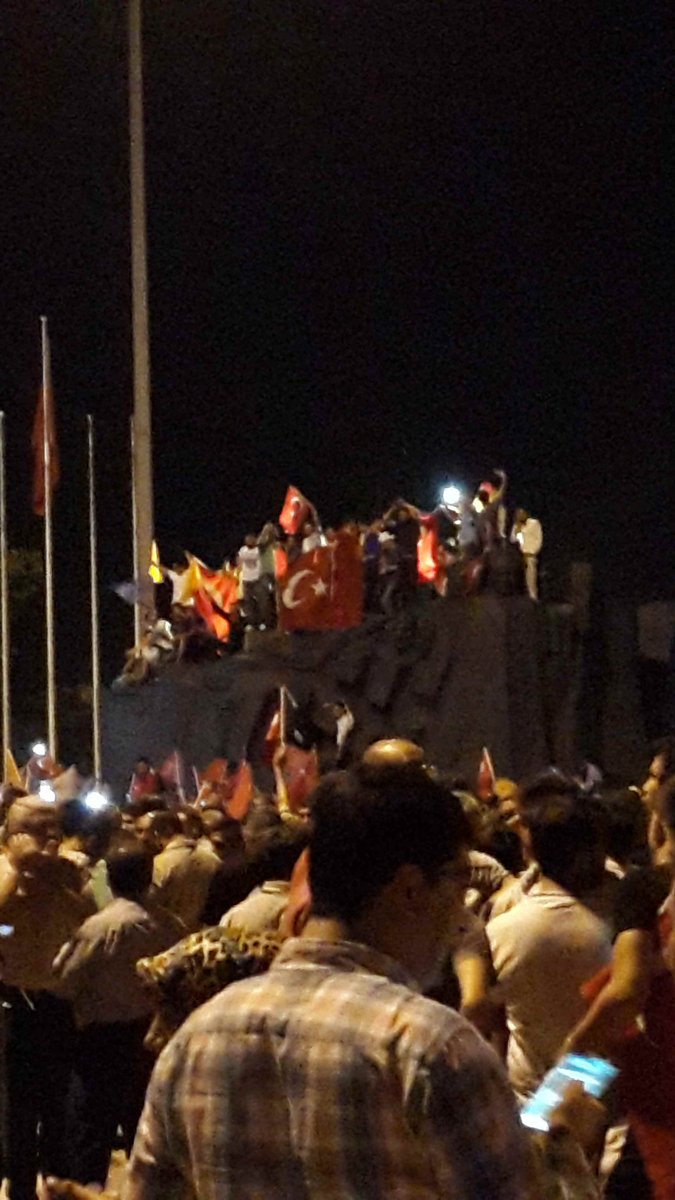 canbey27's tweet photo. Meydanlar yürekli insanlarla doldu..... https://t.co/SRjgavYLne