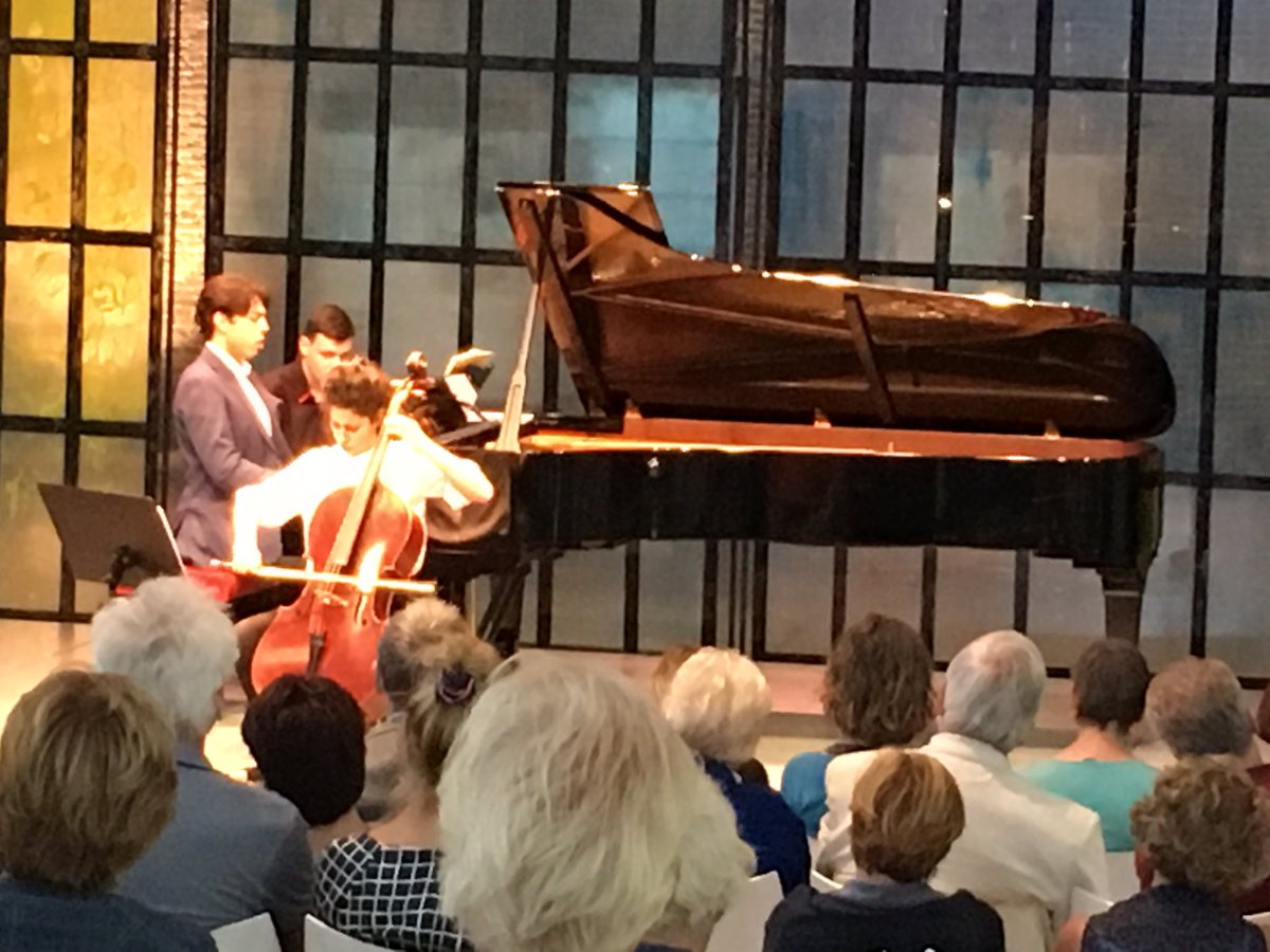 MPZeeland's tweet photo. Broer en zus van Poucke spelen  een prachtig Russisch programma in de Grote Kerk van Veere. https://t.co/KRCoJmvO2o