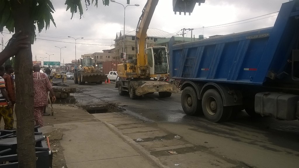 CreatesTm's tweet image. Evacuation of refuse, debri &amp;amp; sand is presently going on AGEGE MOTOR RD at OLOSHA ATM #TrafficReport | @Gidi_Traffic