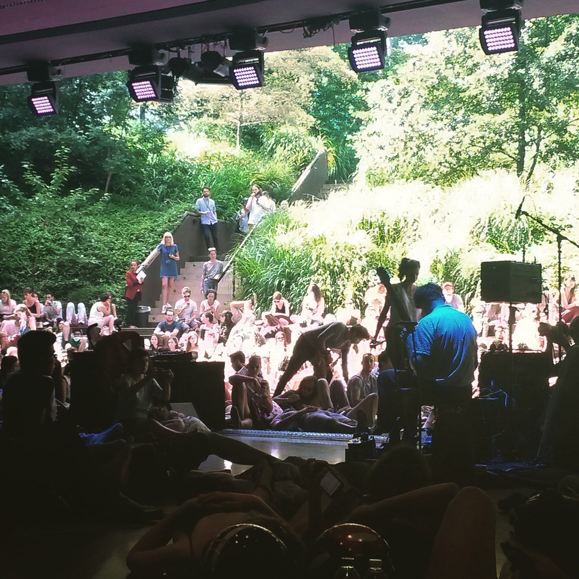 armand_laure's tweet photo. Public et soleil au rdv aux #siesteselectroniques @quaibranly #verdure #folk #techno https://t.co/m62oPFwLjt