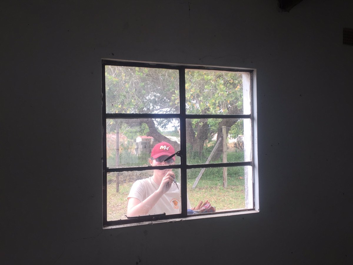 CVQO's tweet photo. Great day repairing and redecorating a local Kosi Bay community centre #DoW2016SA https://t.co/paumclkNiN