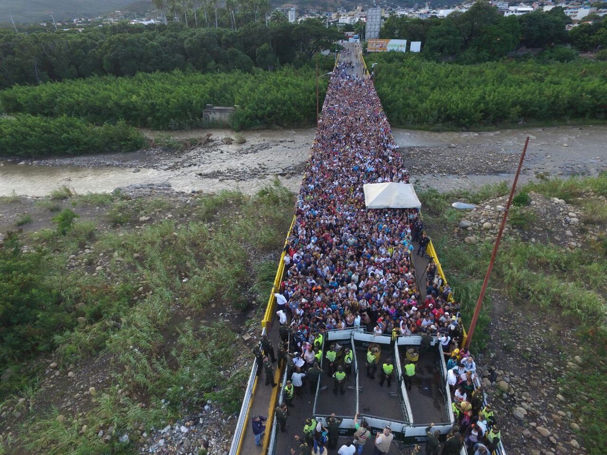 AlbertoRodNews's tweet photo. LA IMAGEN | El impresionante río humano de venezolano sobre el puente Simón Bolívar para cruzar hacia Cúcuta. https://t.co/lhCMsqkkAP