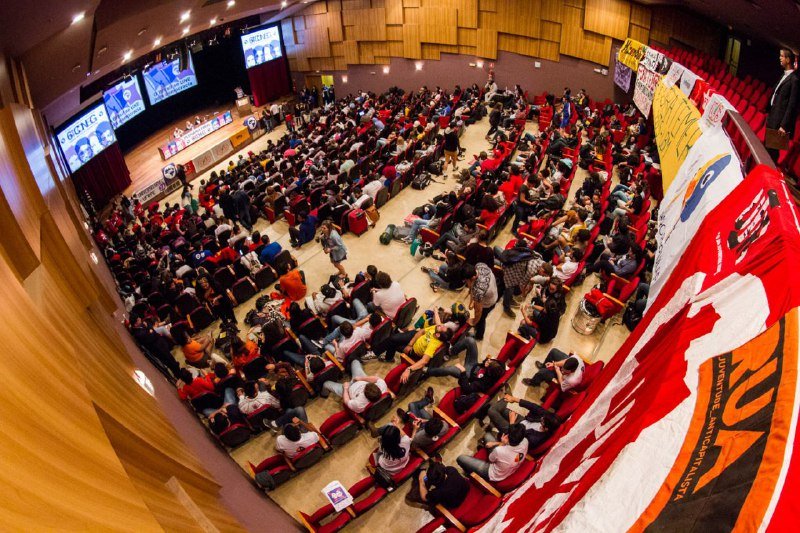 uneoficial's tweet photo. Plenária final do #64CONEGUNE. Executivas de curso, DCEs e UEEs de todo o Brasil aprovam agora as resoluções! https://t.co/hXYBAyQpfd