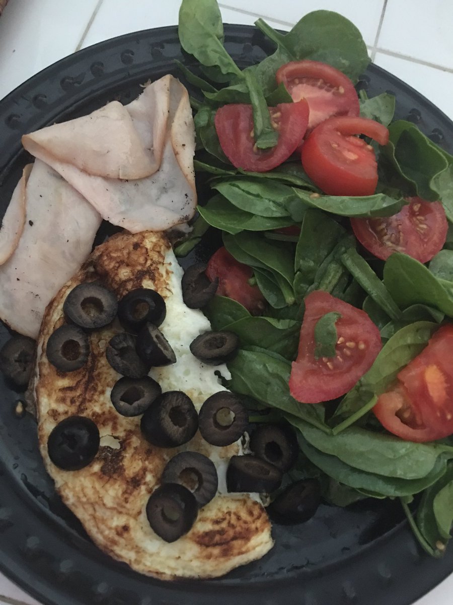 TravelNTaste4U's tweet photo. A #nutritious, #healthy breakfast! Spinach &amp; tomato salad with egg whites, olives &amp; turkey slices! 👍🍴 https://t.co/Xdrg1V0YCG
