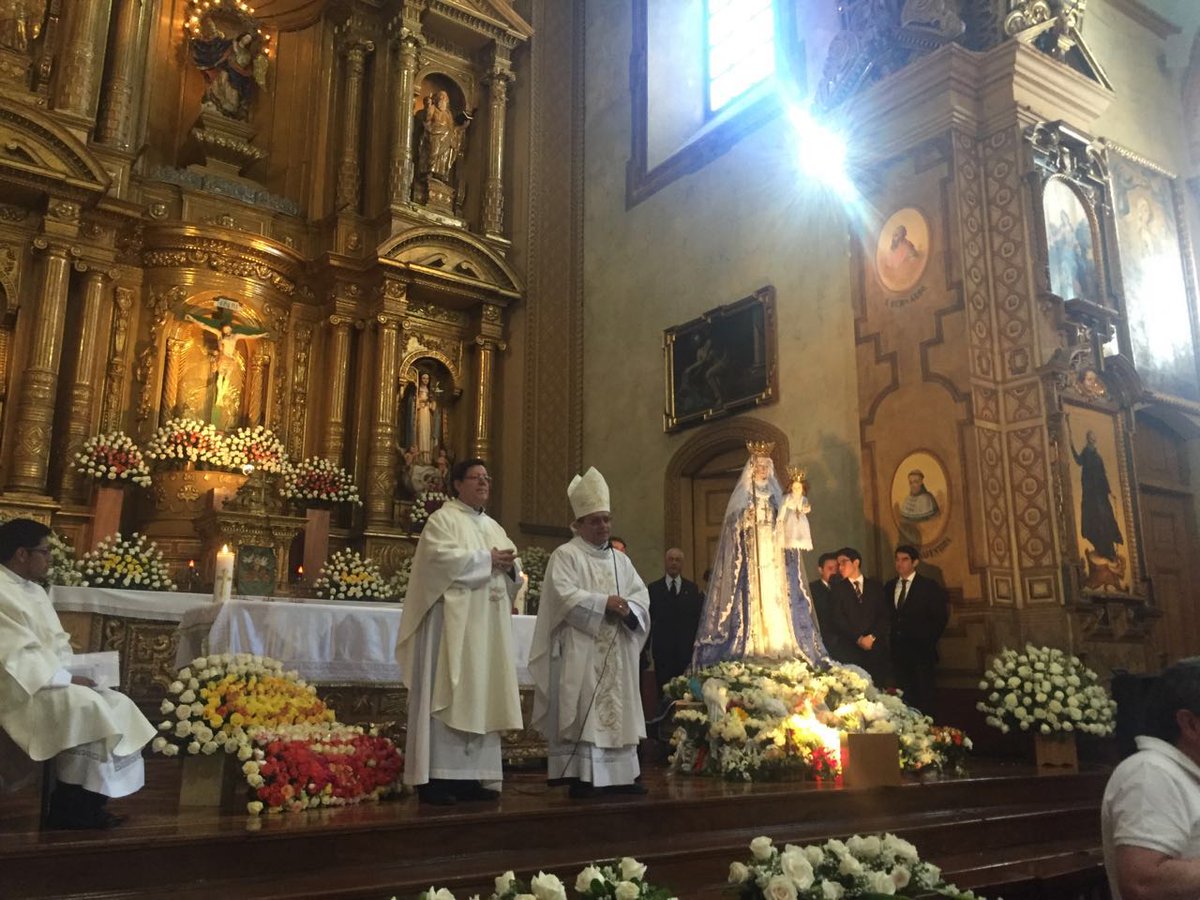 misionfamiliaec's tweet photo. #100matrimonios #MatrimonioHombreMujer Catedral Metropolitana de Quito, ofrendas a Virgen María https://t.co/m1uwRnsLby