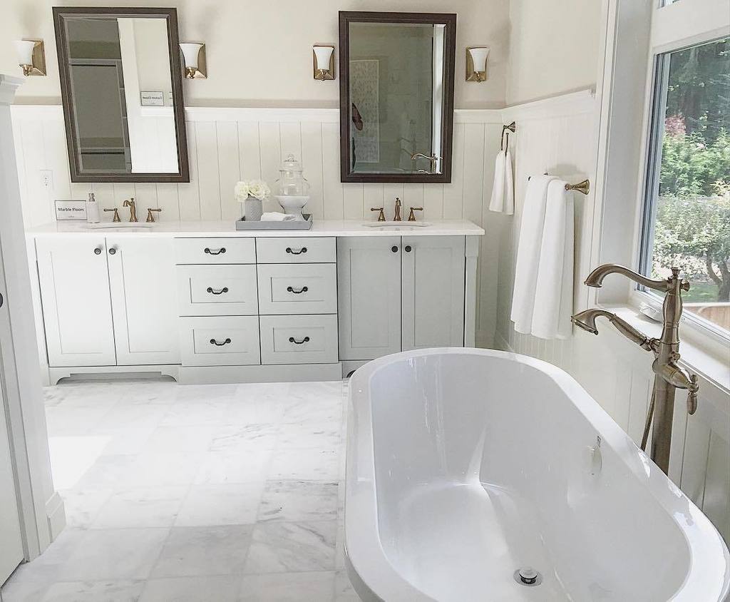 HopperGroup's tweet photo. Nantucket home tour continues- the master bath 📷 my iPhone #shop #justlisted #newconstruct… https://t.co/xeUoV4yZx2 https://t.co/BNm44HHtGo