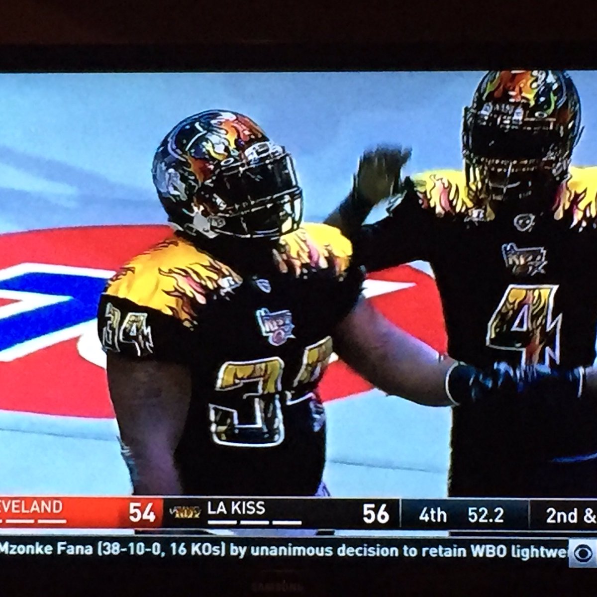 jasonthomas93's tweet image. Oh, yeah. Forgot they were a thing. #lakiss