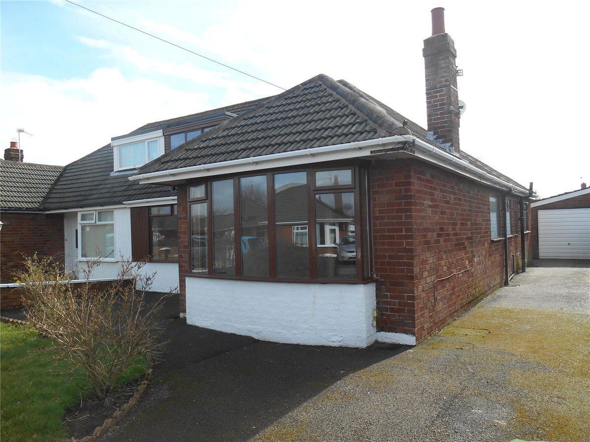 #ForSale A modern style 3/4 bed #bungalow in St Annes. Details >>> goo.gl/BePjFV. Available for £195,000.