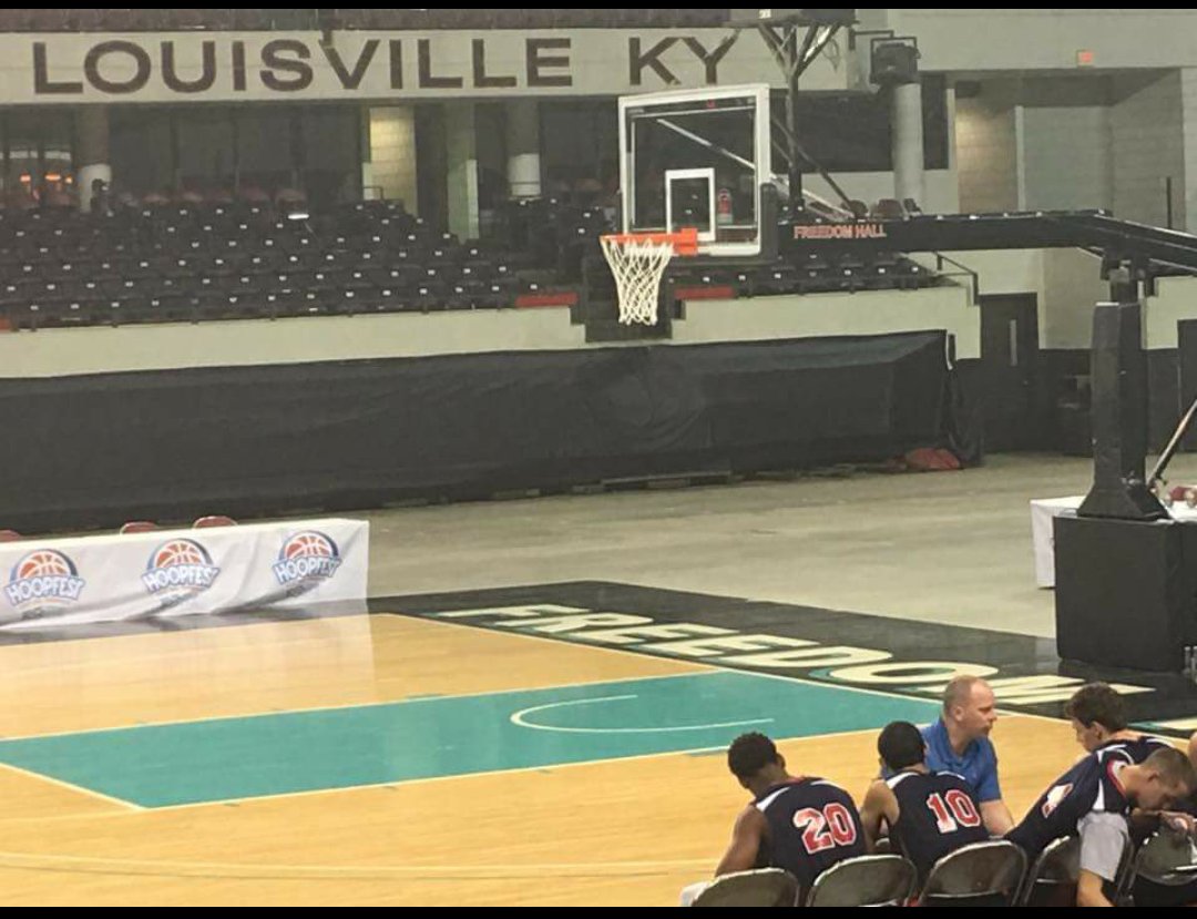 kygrind's tweet photo. 2017 grind warming up for the championship at freedom hall @GreenupNathan @coachdeforest #kygrindbasketball https://t.co/KipXniGCdf
