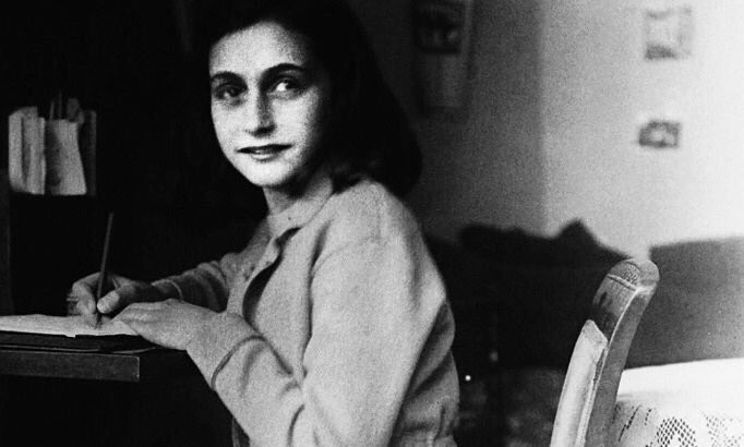 "Ölüler yaşayanlardan daha çok çiçek alır çünkü pişmanlık minnetten daha güçlüdür." 

/Anne Frank/