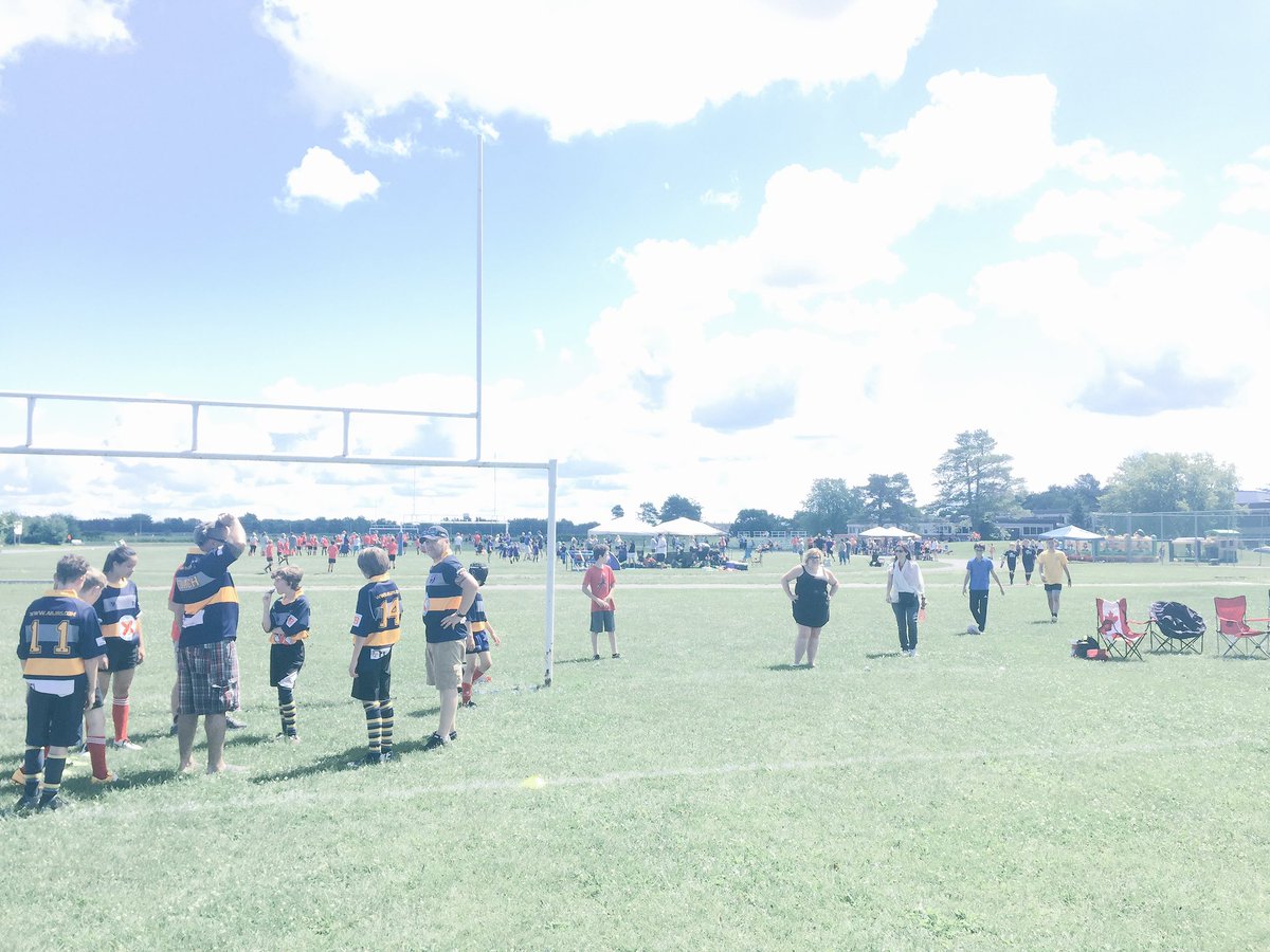 DuludeG's tweet photo. @OtownSaracens Mini Rugby Jamboree #refereeview Over 200 kids #ballparknumber @RugbyQuebec @RugbyCanada https://t.co/ybbYSh1bgO