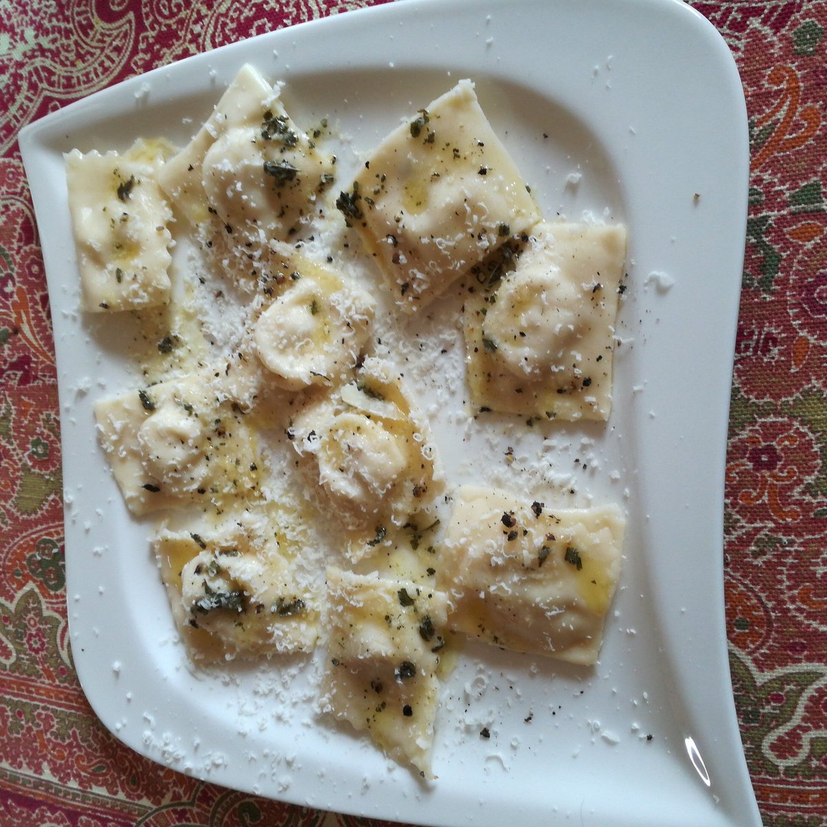 Lecker gegessen. Selbstgemachte Ravioli gefüllt mit Lachs-Ricotta. Dazu Salbei-Butter + Parmesan.  #leckeressen