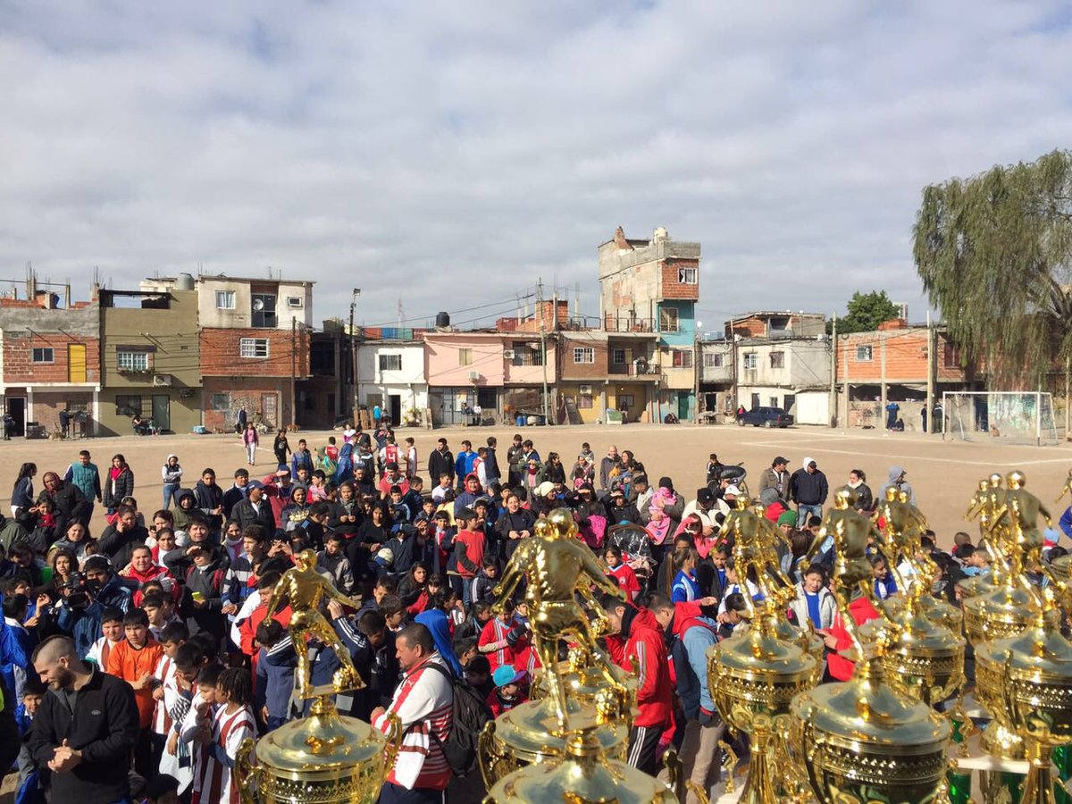 FundacionRiver's tweet photo. Todos los equipos que formaron parte del #TorneoPadreMugica2016 esperan su reconocimiento. ¡Felicitaciones a todos! https://t.co/AvDWaAS0bw