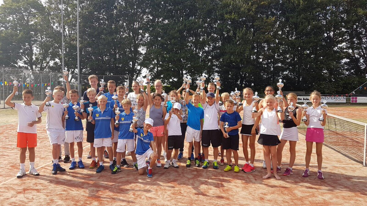 DeHogeWick's tweet photo. Alle prijswinnaars van het Open Jeugdtoernooi op de foto. Iedereen bedankt voor het meedoen en tot volgend jaar! https://t.co/ipHtSW6kGL
