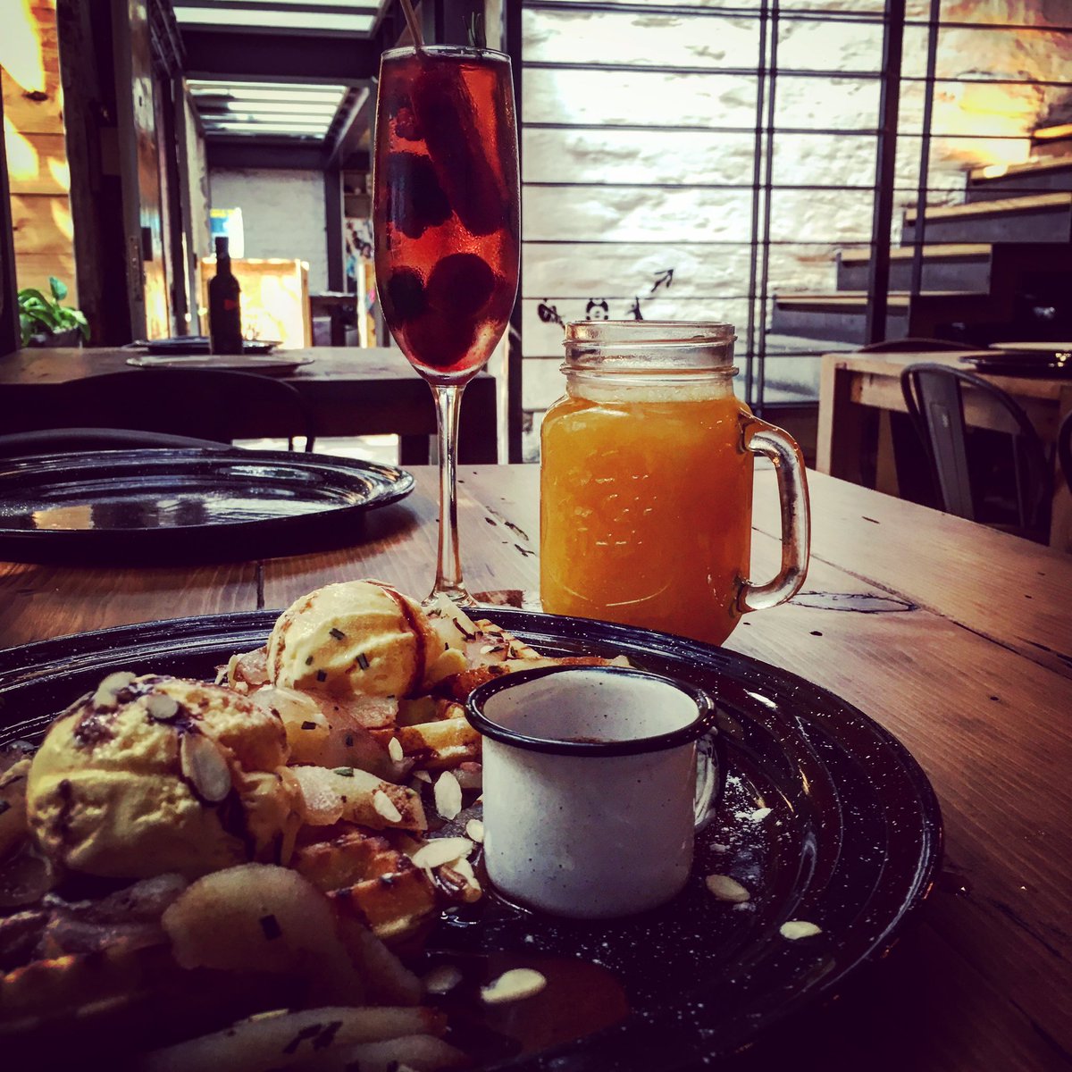 Ya desayunaste hoy? Si no, te esperamos en#TribecaEscandon hasta las 15hs