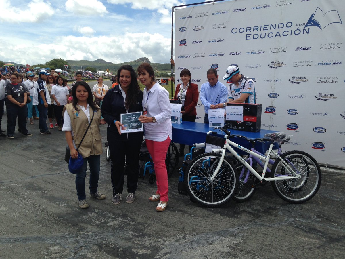 SuperCopa2019's tweet photo. "Corriendo por la Esucación dice presente en el #GPHuawei https://t.co/tg7q7xSPOK