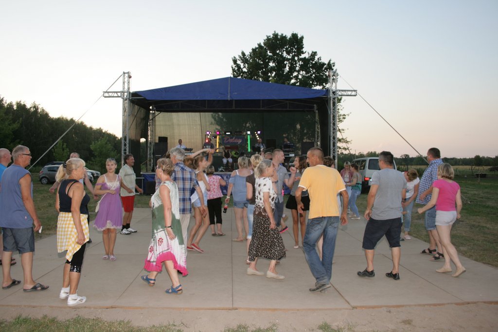 Lipcowa zabawa w #Duchnów, #GminaWiązowna, #Piknik wiazowna.info.pl/piknik-2016-w-…