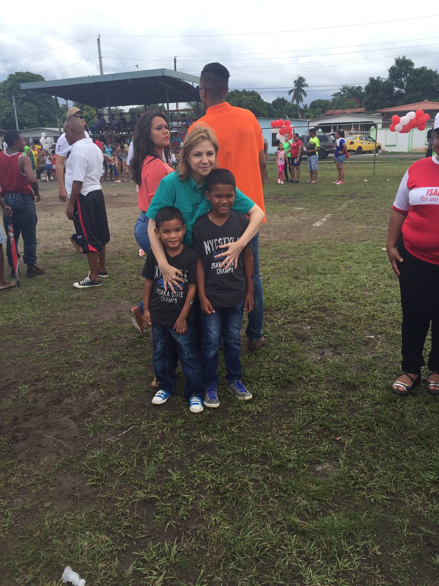 candiceeugene's tweet photo. Gracias @DinoskaDinoska por permitirnos compartir alegría en #JuanDíaz con #Isabel #Brayi #Navas #DiaDelNiño https://t.co/FWW42U6WUP