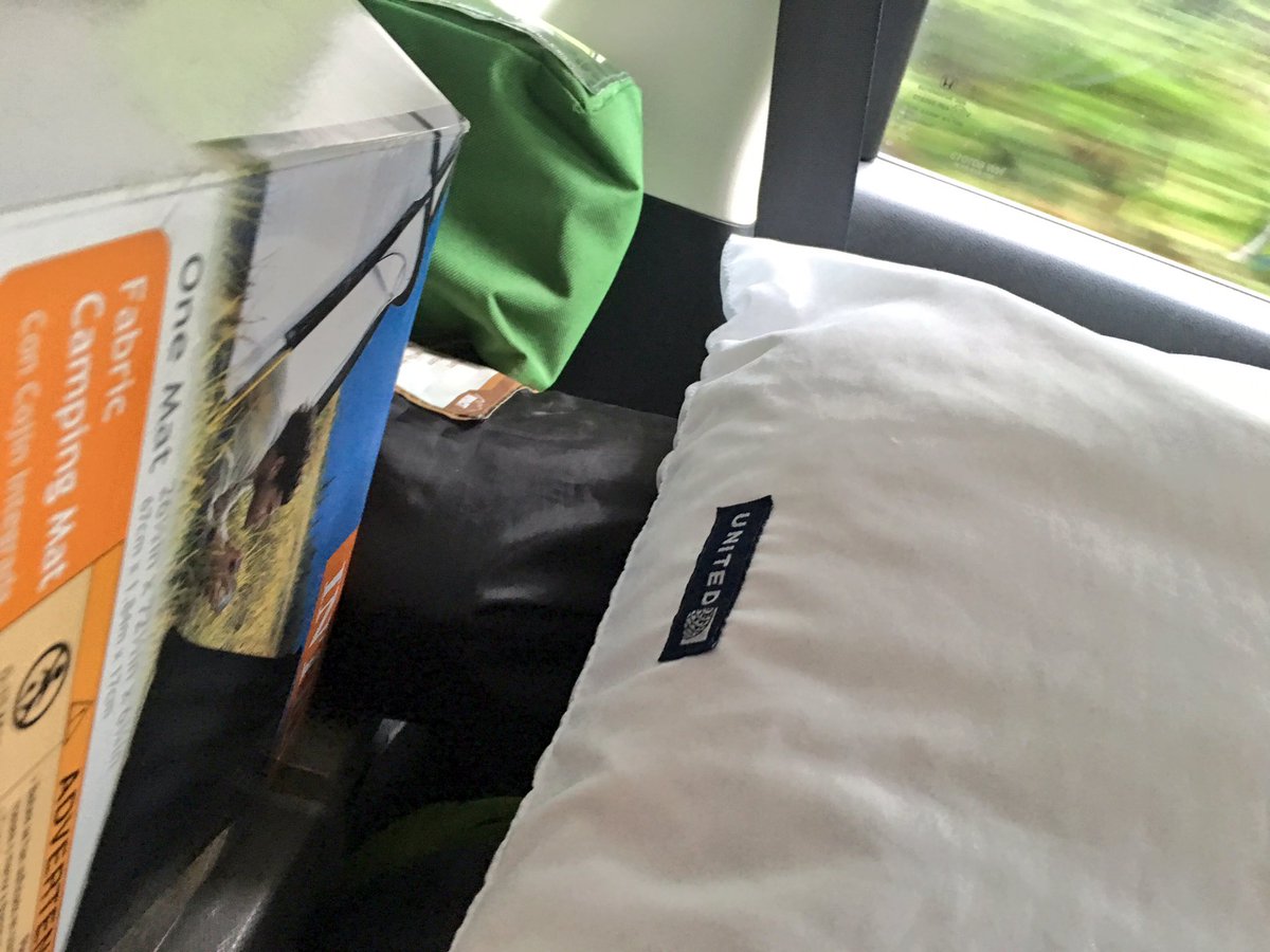 ARdpb's tweet photo. Camping pillow of champs: @united #campn https://t.co/xEcZX1Y42n