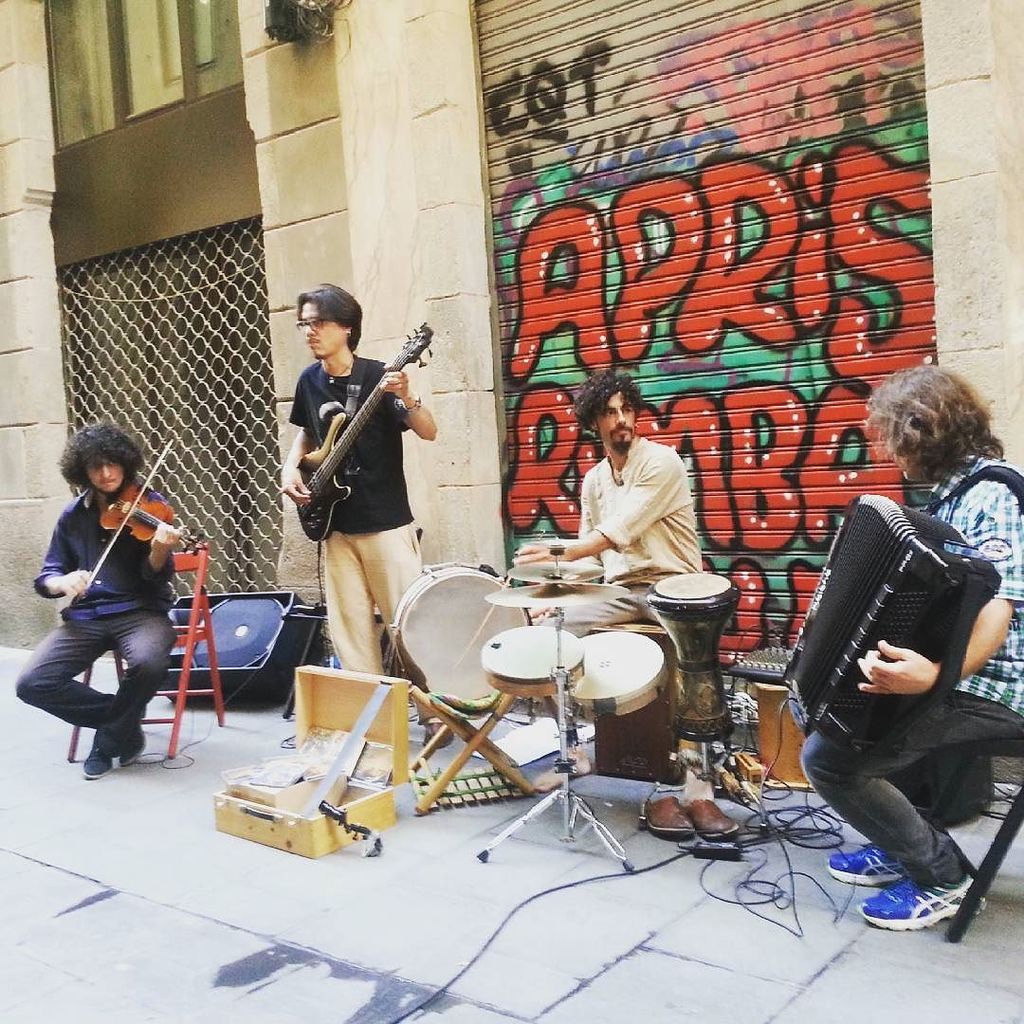 Joshua_Thomson's tweet image. Fiestias en la calle en Raval. Checking out the group #Basarab with musician friends here … ift.tt/29HB1dV