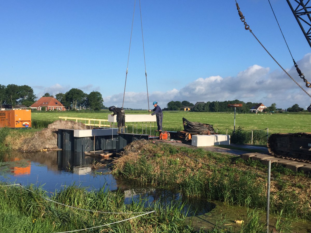 knol_akkrum's tweet photo. Complete brug vervangen in 5 werkdagen 👍💪👏 #Raard in goede samenwerking met @OosterhofHolman https://t.co/JxyEfZVy25