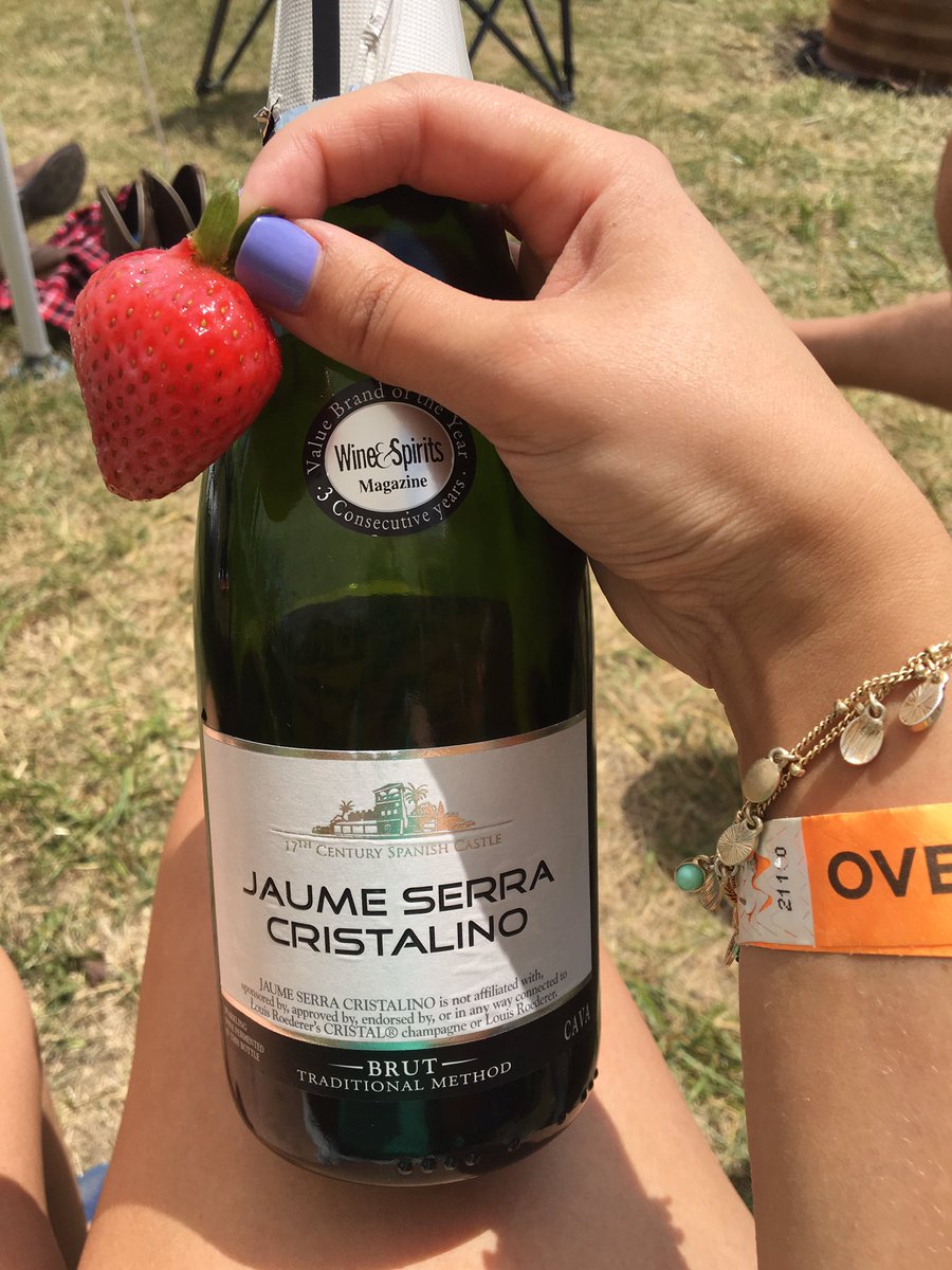 maryanneluther's tweet image. Staying #classAF with strawberries and champagne on the last day of #fasterhorses #fasterhorses2016