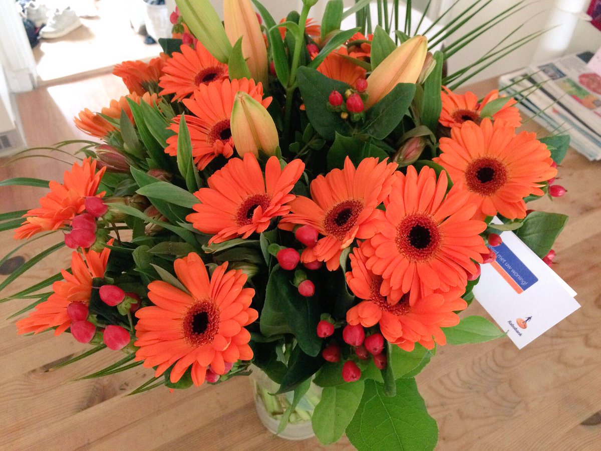 mm_wesseling's tweet photo. Hele leuke verrassing @Rabobank, bedankt voor die bloemen! #nieuwewoning https://t.co/2wW95Ixs5n