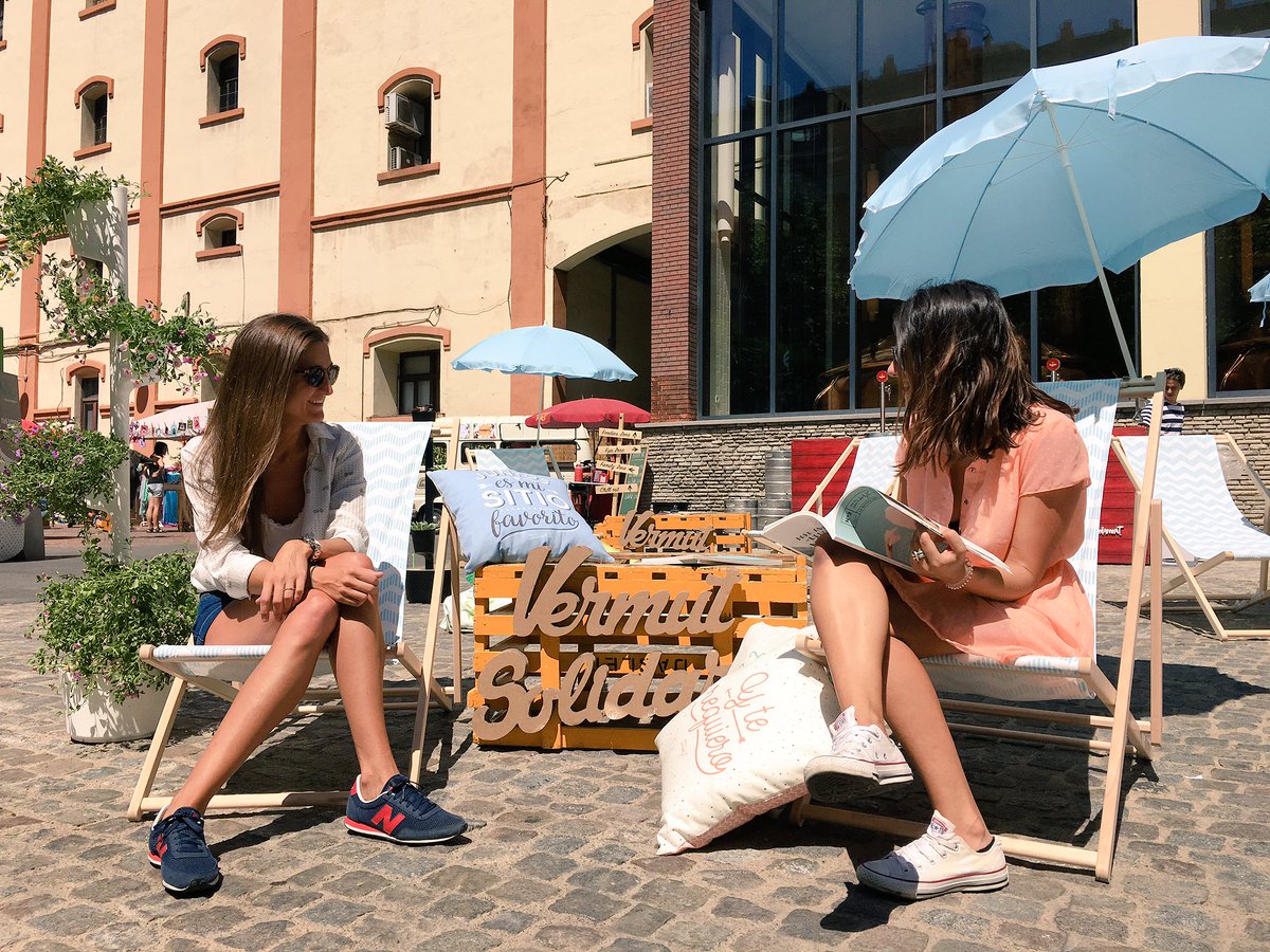VermutSolidario's tweet photo. Momento #chillout de las chicas vermut junto a @mrwonderful_
#vermutsolidario #vs09 #evento #solidario https://t.co/HQDuvye02F
