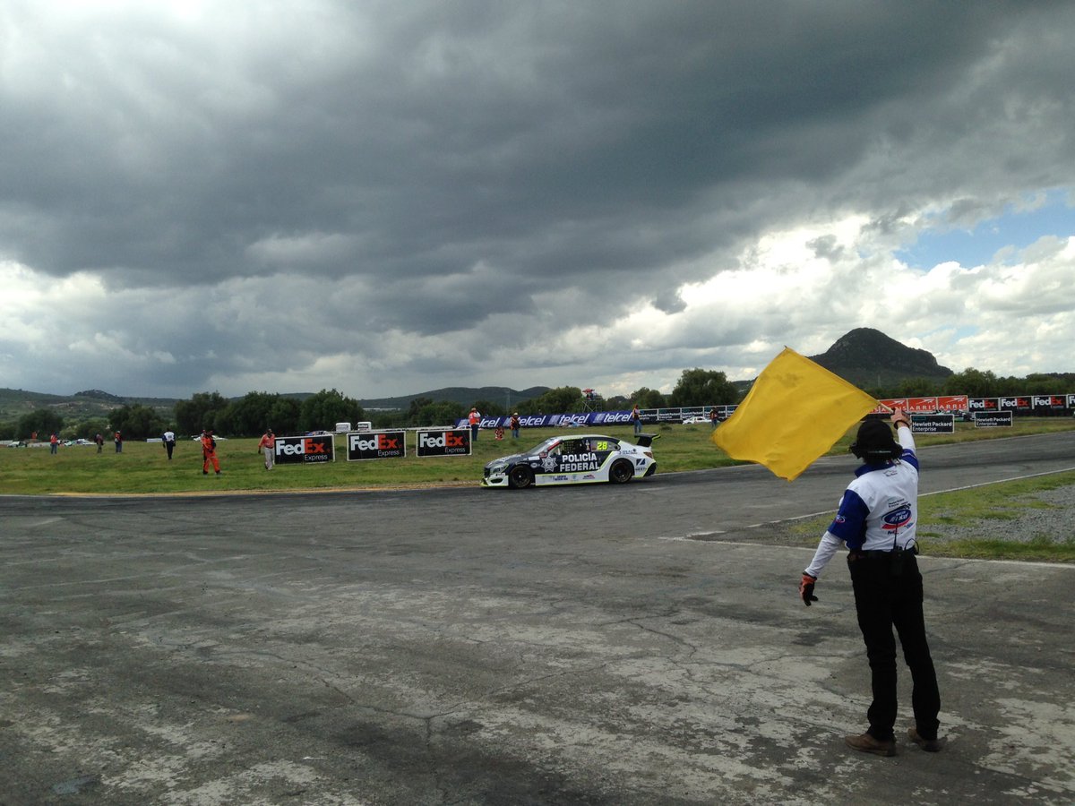 SuperCopa2019's tweet photo. Tras un percance hay bandera amarilla en el #GPHuawei https://t.co/iyhW8NrPOg