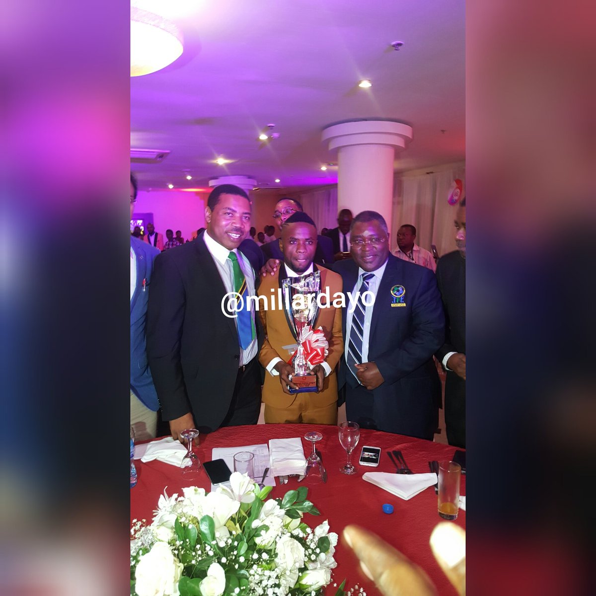 millardayo's tweet photo. Juma Abdul amefanikiwa kutwaa tuzo ya mchezaji bora wa Ligi Kuu msimu wa #VPL2015/2016 https://t.co/kjADMzKCUb