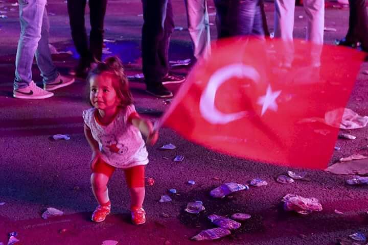 Alnından öpüyorum bu minik yiğidi. Şükür millet Anadolu'nun dört bir yanında demokrasi nöbetinde #MilletTarihYazıyor