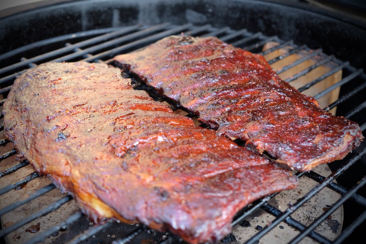 Tonight’s ribs on the <a href="/BigGreenEggUK/">Big Green Egg UK</a>. Big Green Egg Vidalia Onion Sriracha Barbecue Sauce basted on. Sticky, spicy.