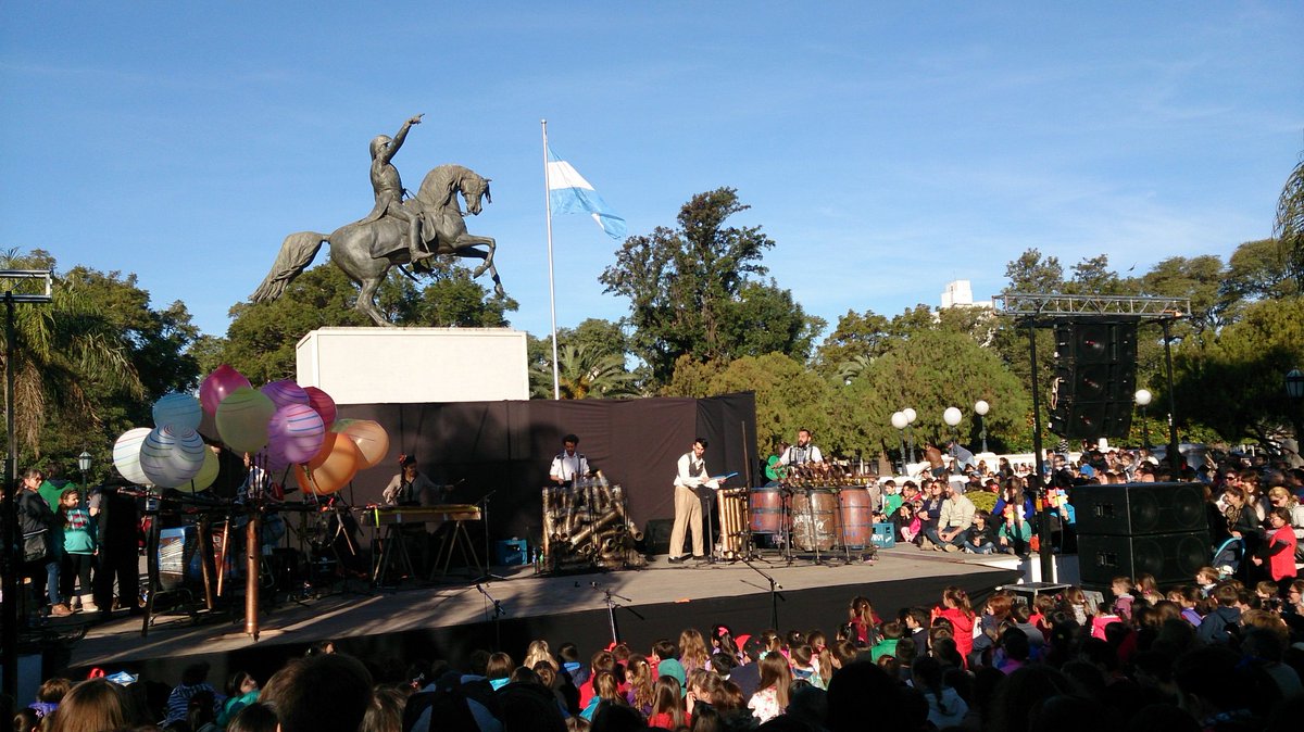 regionoestesf's tweet photo. Se presenta la obra #Globotomía en la plaza 25 de Mayo #feliztival #FTR16 https://t.co/30Ie0k9cpF