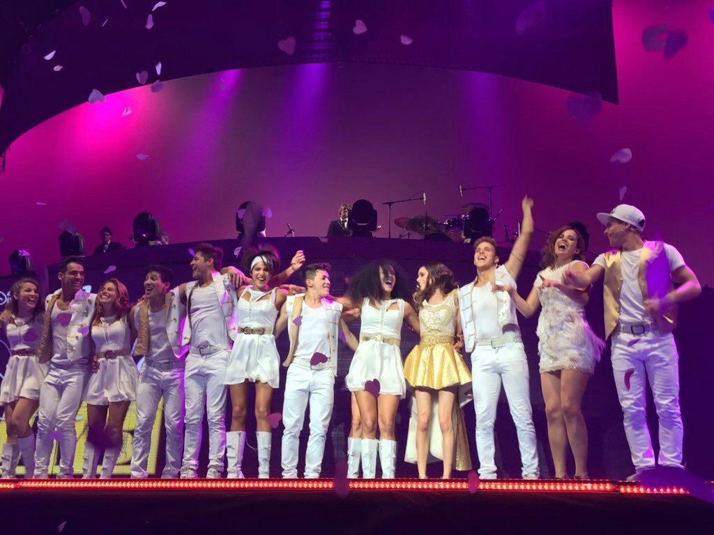 FioreAda's tweet photo. Se extrañan .... Ellos, los 💜 de papel, los estadios iluminados ✨, los acústicos con Pancho .... Se extraña ViluLive https://t.co/9S8BmM5xkc