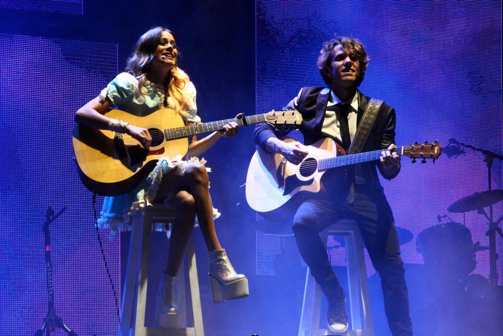 FioreAda's tweet photo. Se extrañan .... Ellos, los 💜 de papel, los estadios iluminados ✨, los acústicos con Pancho .... Se extraña ViluLive https://t.co/9S8BmM5xkc