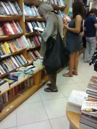 Morador de rua conhecido pelo nome de Alexandre é freqüentador assíduo de uma livraria na Tijuca- RJ. #Respect