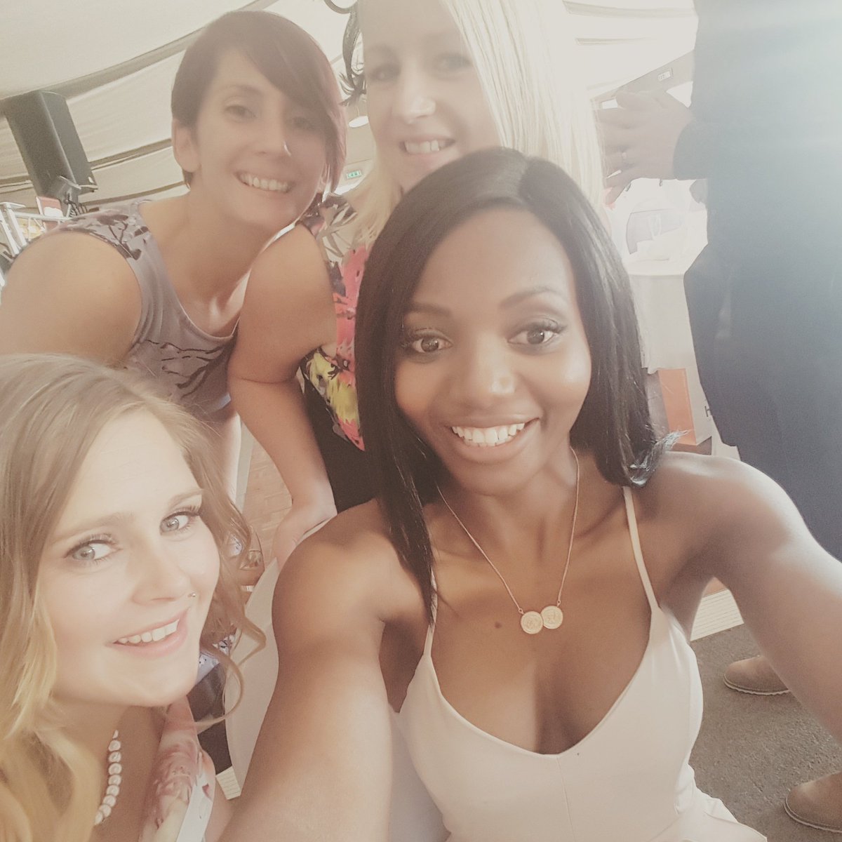 IsauraSoraya's tweet photo. #weddingselfie https://t.co/WRKC4yxBiX