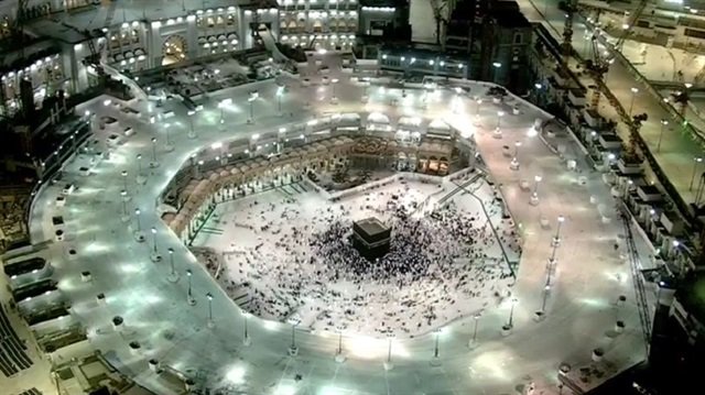 Mekke'de Kabe imamı, hain darbe girişimine karşı, "Allah'ım Türkiye'deki Müslümanlara yardım et" diye dua etti.