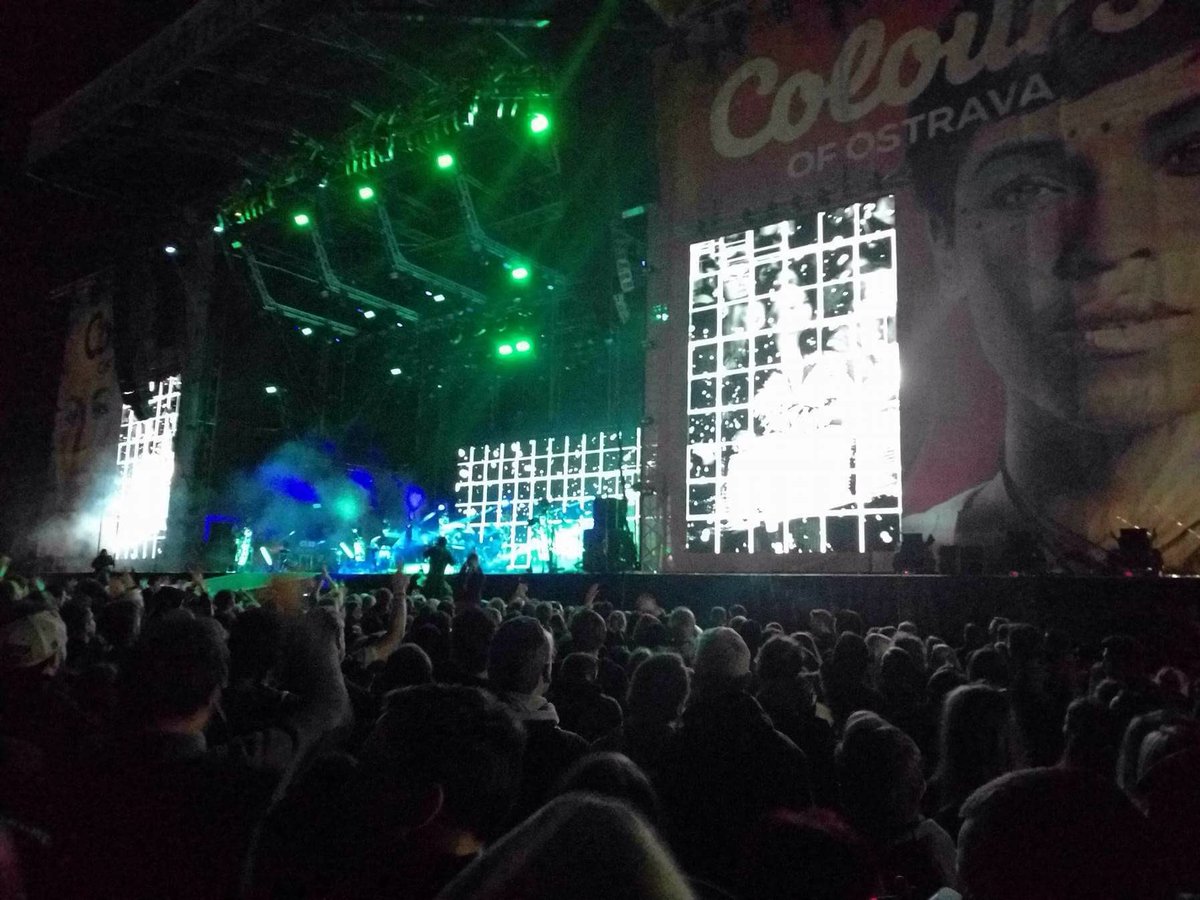 HelloTEFL's tweet image. Went to #colours2016 #justforaday. Thanks @tameimpala, @slowdiveband &amp;amp; @M83 for such amazing shows. Great site!