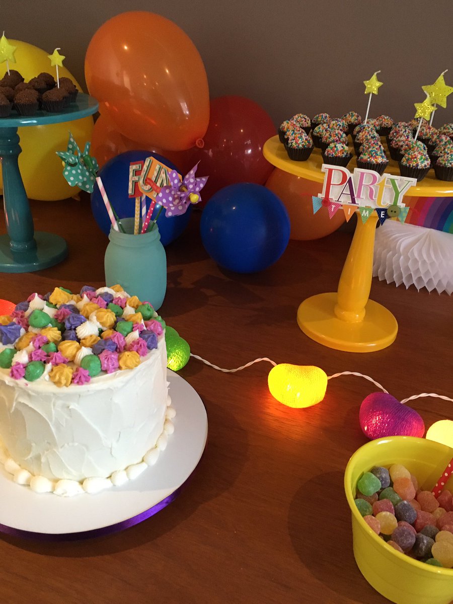 FetaEventos's tweet photo. Tudo colorido por aqui #fetaeventos #aniversaio #temaarcoiris https://t.co/0RKq1AhH7x