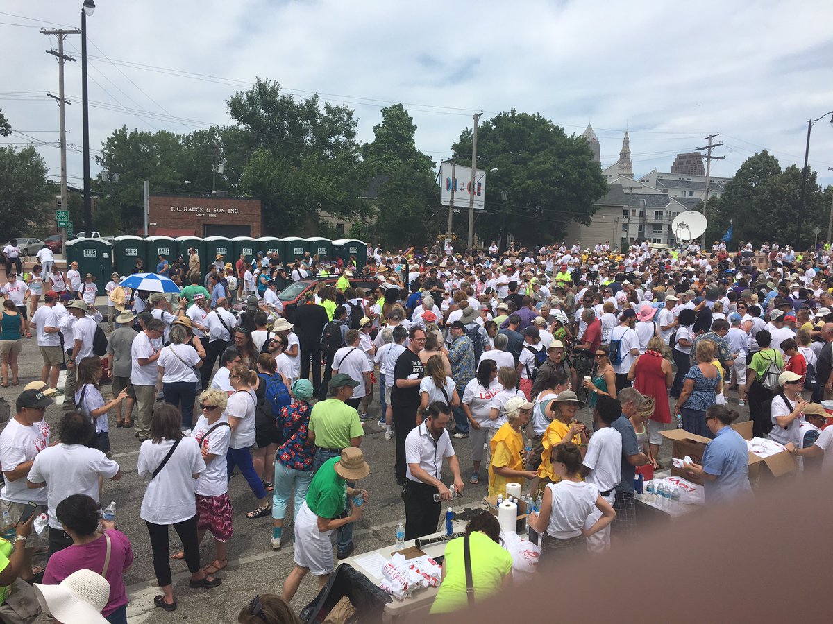 JrollerD1's tweet photo. Circle City of Love a huge success,more than 3000 people! Beautiful silence for 30 minutes holding hands in unity. https://t.co/wMQdXd3t78
