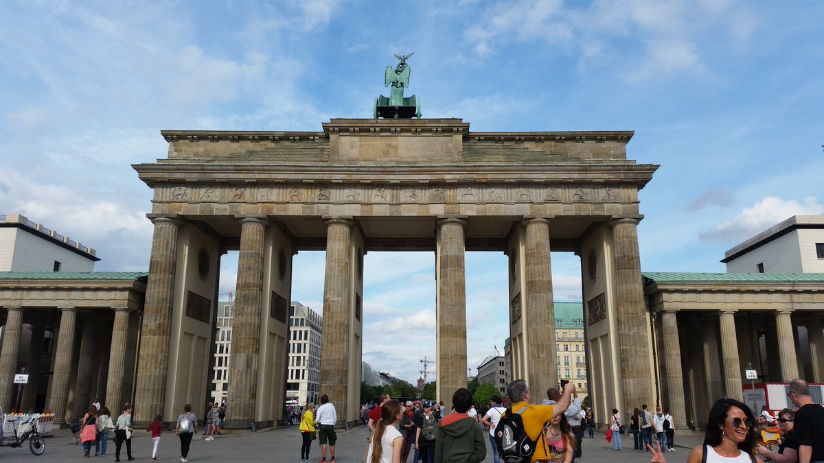glisso17's tweet photo. Visited the Brandenburg Gate and Holocaust Memorial this afternoon. Such interesting but sad parts of history https://t.co/jktfcszXPl