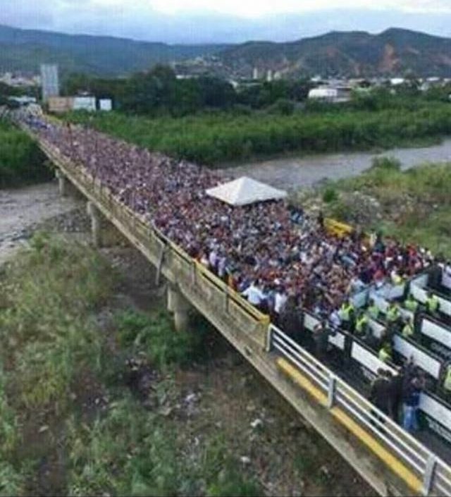 ArmandoGuevara's tweet photo. Gracias #Colombia por dejar que las familias de #Venezuela puedan tener acceso a comida y medicinas @COL_EJERCITO https://t.co/qZSuxefGiW
