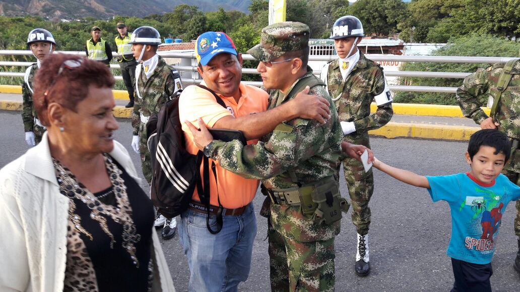 MayVenezolana's tweet photo. Gracias #Colombia x tu generosidad hacia #Venezuela La expresión d la cara dl Policía Colombiano es de humanidad!🇻🇪 https://t.co/pxm5MGiJxj