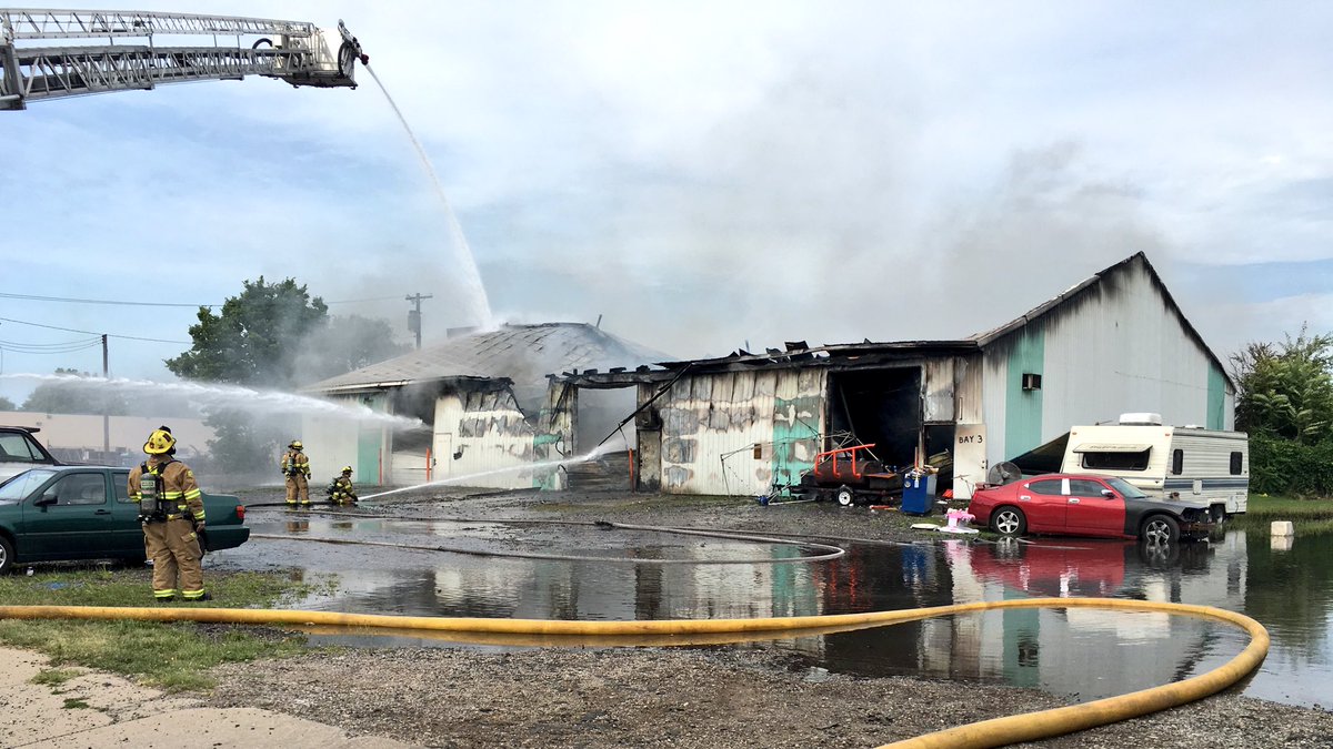 realroryk's tweet photo. @MishawakaFIRE responding to a fire at Division and Broadway. https://t.co/GUlpLkxFOf