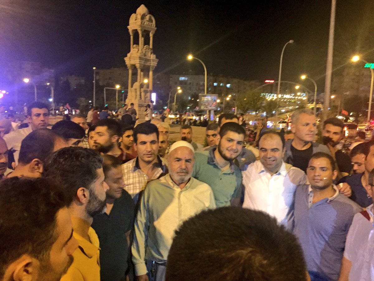 Tüm hemşehrilerimle meydanlardayız.Demokrasi nöbetimiz devam ediyor...
