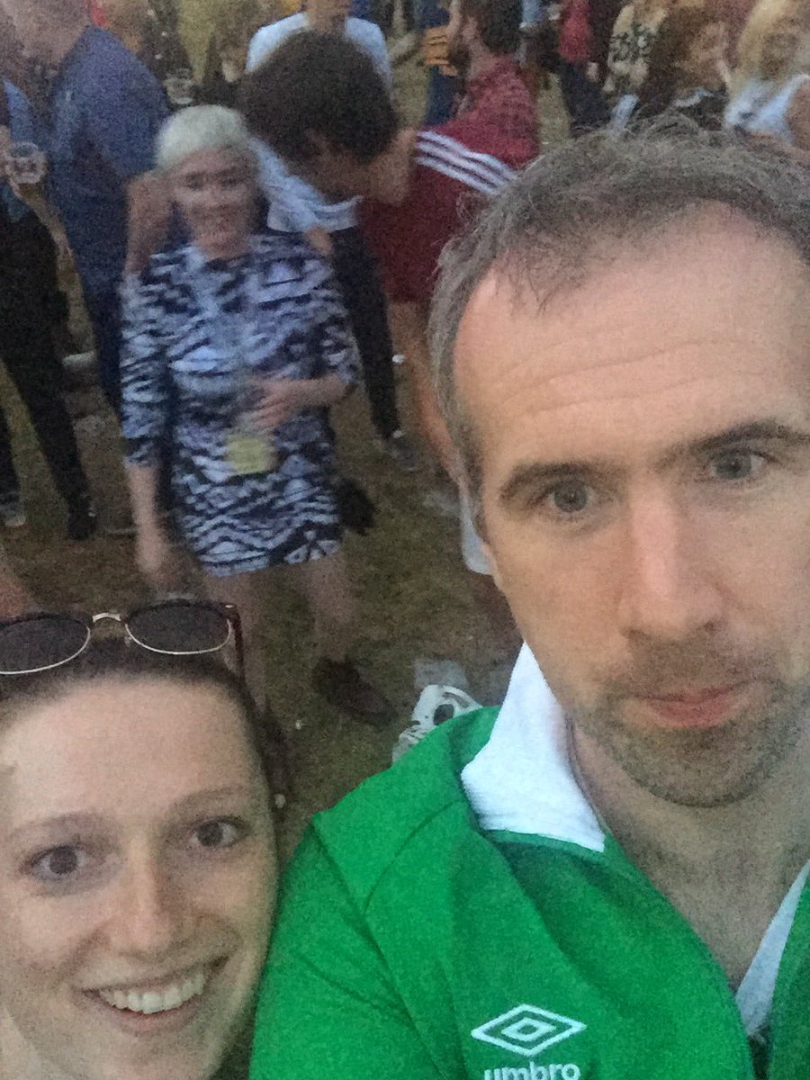 sparkyonhols's tweet photo. @niamhsandwich thanks for posing with us after our disastrous stealth selfie failed, top class gig by #hamsandwich https://t.co/QxZoByrML1