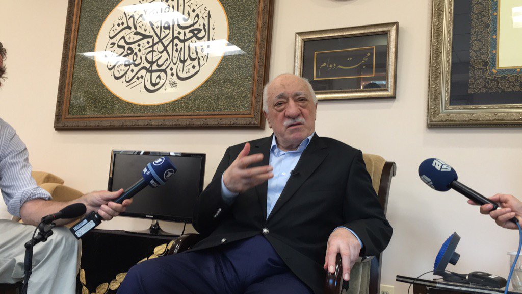 osmansimsek_1's tweet photo. Muhterem Fethullah Gülen Hocaefendi bugün de basın toplantıları yaptı, merak edilen bütün soruları cevapladı. https://t.co/bfxnnGR4E8
